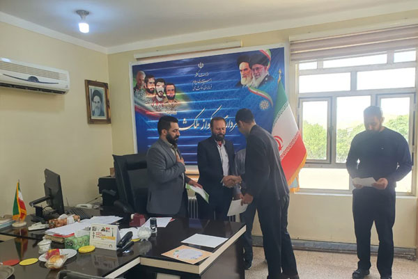 تجلیل-شهردار-ارکواز-ملکشاهی-از-اعضای-شورای-اسلامی-بمناسبت-روز-ملی-شوراها-2.jpg
