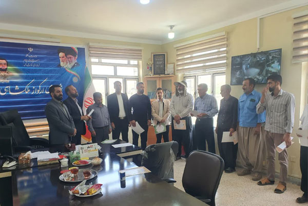طی-مراسمی-از-کارگران-شهرداری-ارکواز-ملکشاهی-تجلیل-شد-1.jpg
