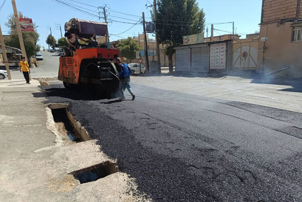 ادامه-عملیات-اجرای-پروژه-بزرگ-آسفالت-خیابان-های-سطح-شهر-ارکواز-در-حضور-یوسف-محمدی-مقدم-1.jpg