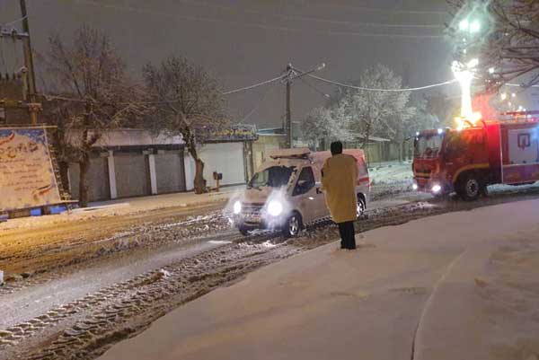 برف‌روبی-و-نمک‌پاشی-خیابان‌های-شهر-با-حضور-شهردار-ارکواز-ملکشاهی-1.jpg
