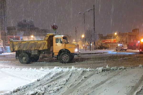 برف‌روبی-و-نمک‌پاشی-خیابان‌های-شهر-با-حضور-شهردار-ارکواز-ملکشاهی-1.jpg
