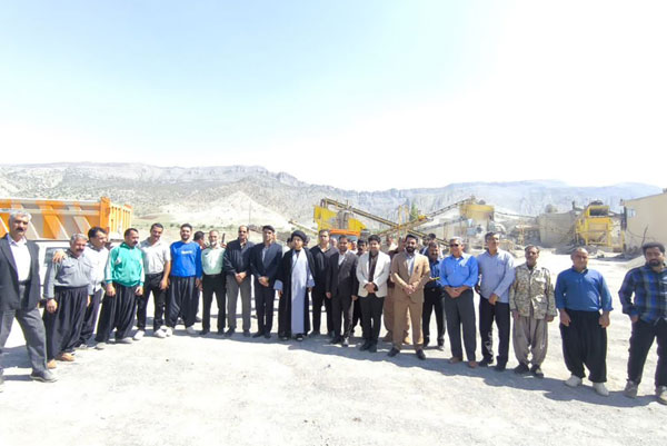 عباس-شیخی-فرماندار-ملکشاهی-در-مراسم-تجلیل-از-کارگران-شهرداری-ارکواز-1.jpg
